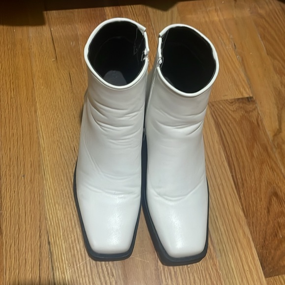 NY&C Women’s White Booties Boots Zip Up Gently Used Size 8 - Picture 2 of 5